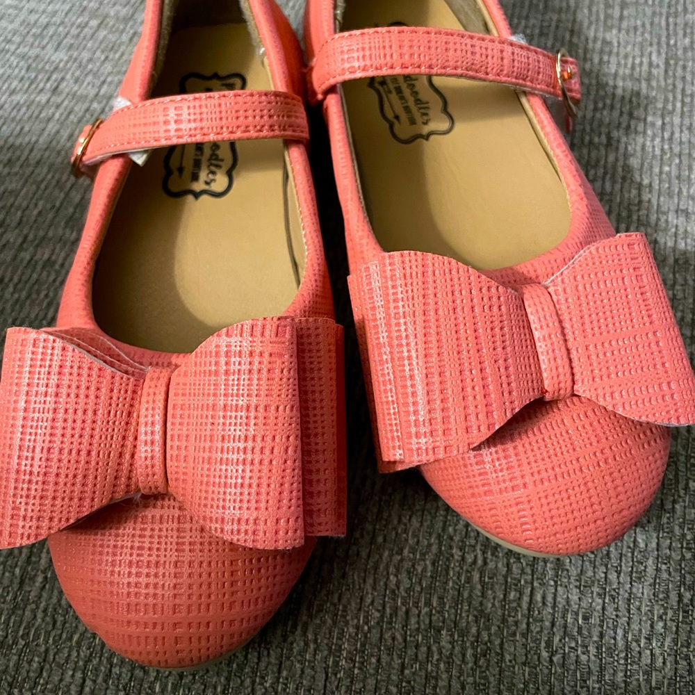 Pipperdoodles Girls coral Velcro Strap Shoes Size 2/32